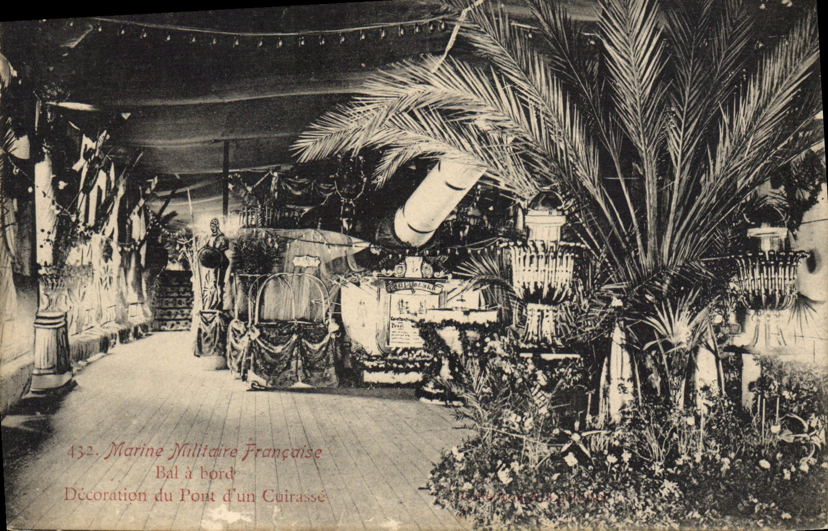 CPA Bateau Guerre Marine militaire decoration du pont d'un cuirasse