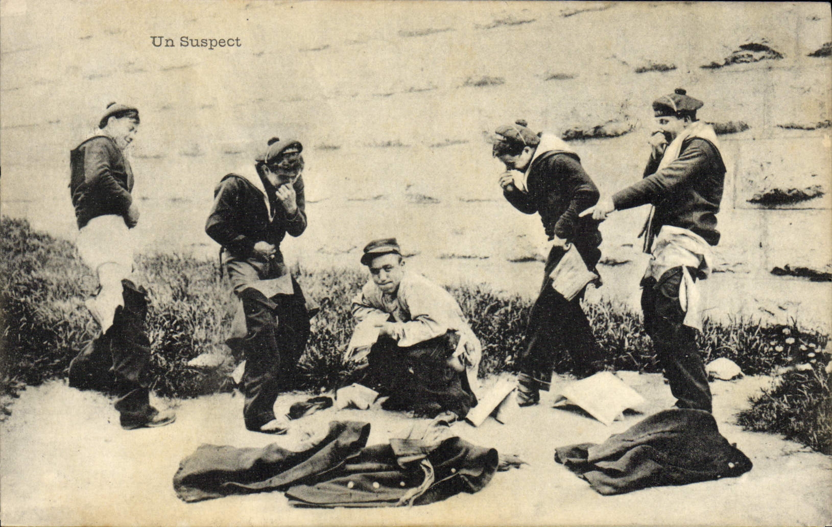 VINTAGE POSTCARD Boat War Sailors a suspect