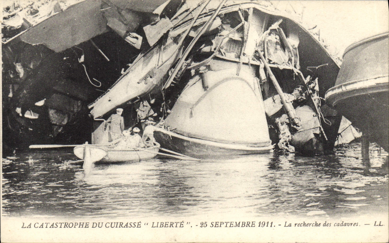 CPA Bateau Guerre Catastrophe du cuirasse Liberte 25 septembre 1911 Toulon La recherche des cadavres