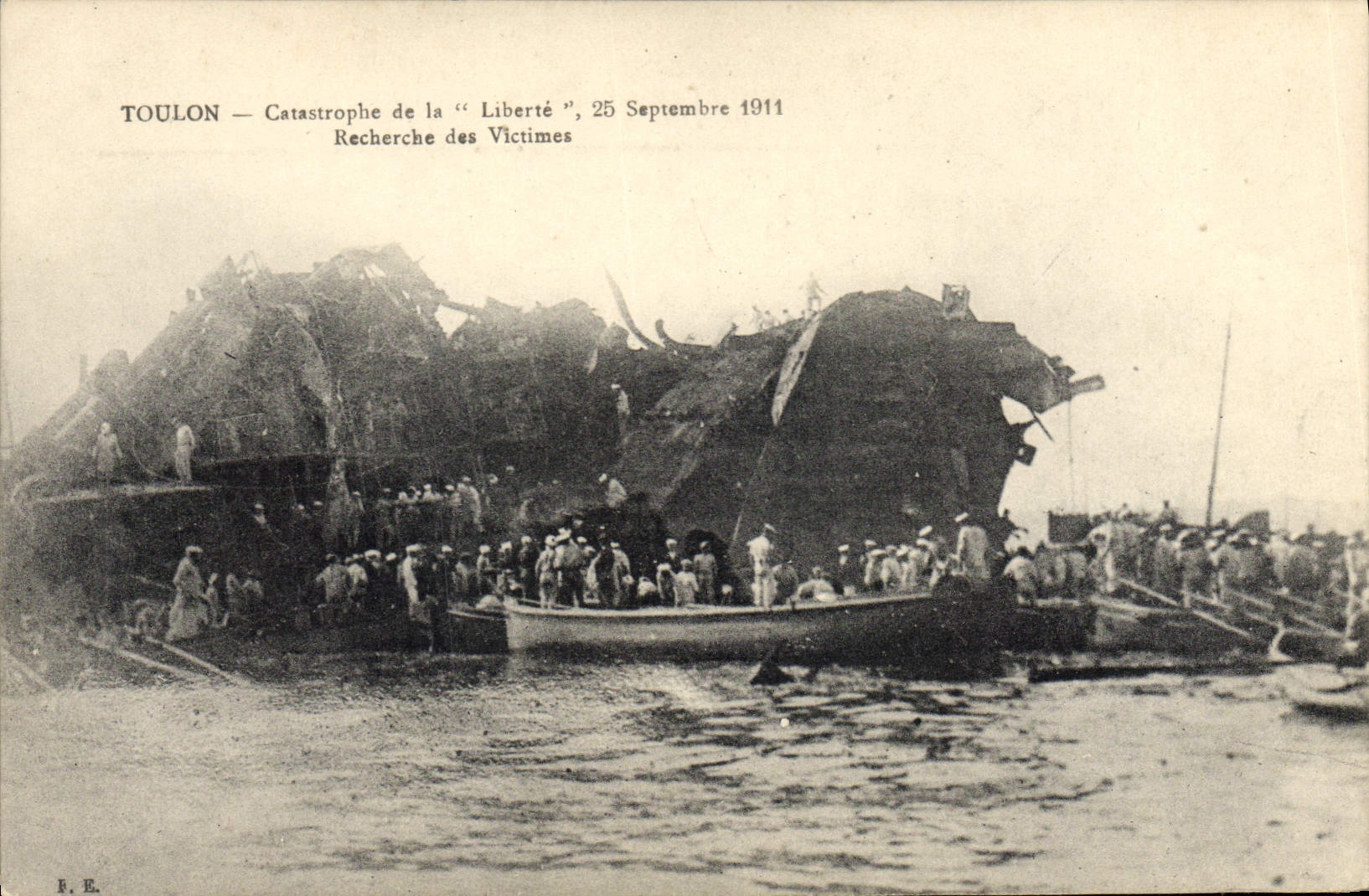 CPA Bateau Guerre Catastrophe du cuirasse Liberte 25 septembre 1911 Toulon Recherche des victimes