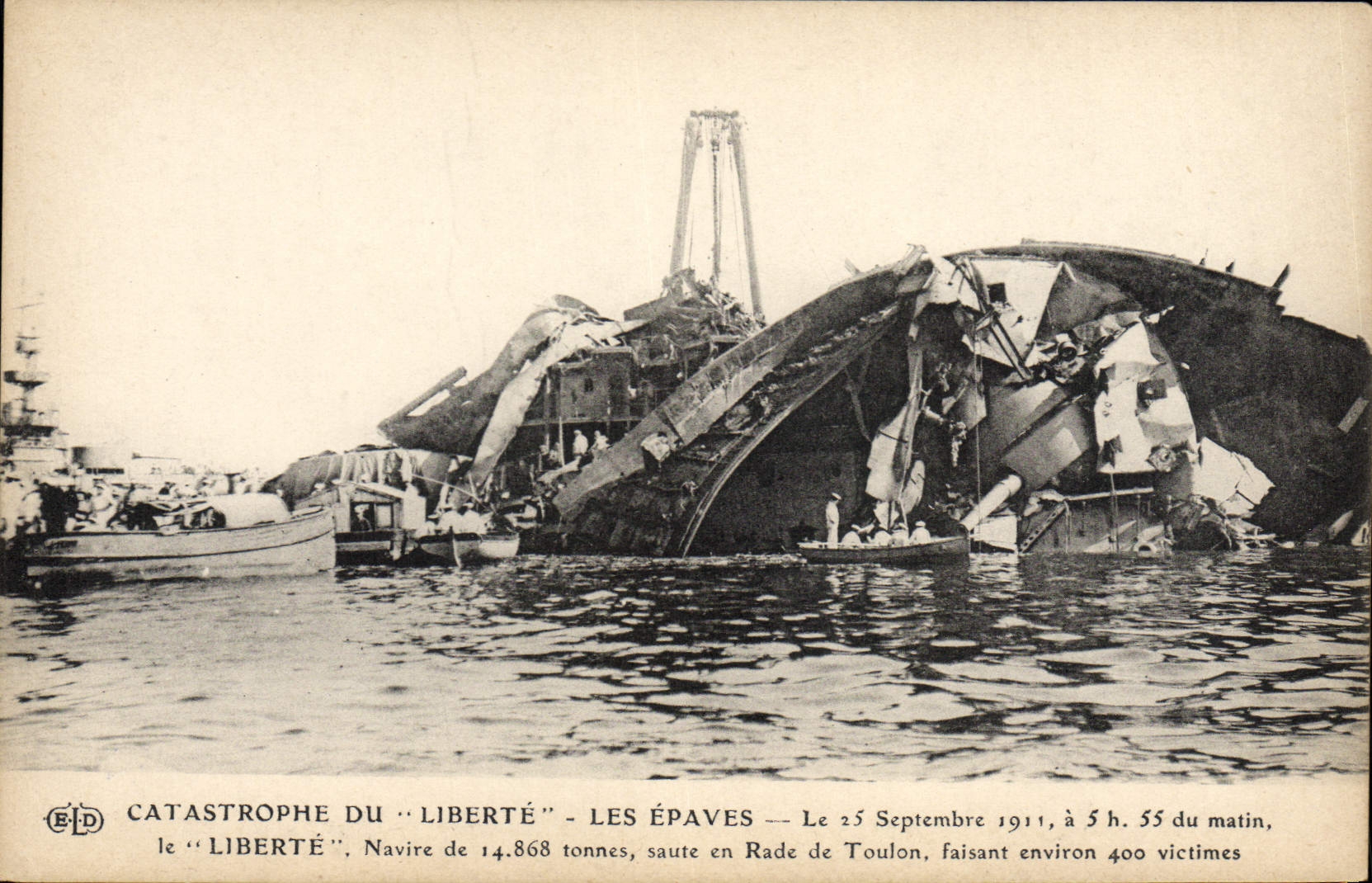 CPA Bateau Guerre Catastrophe du cuirasse Liberte 25 septembre 1911 Toulon Les epaves 