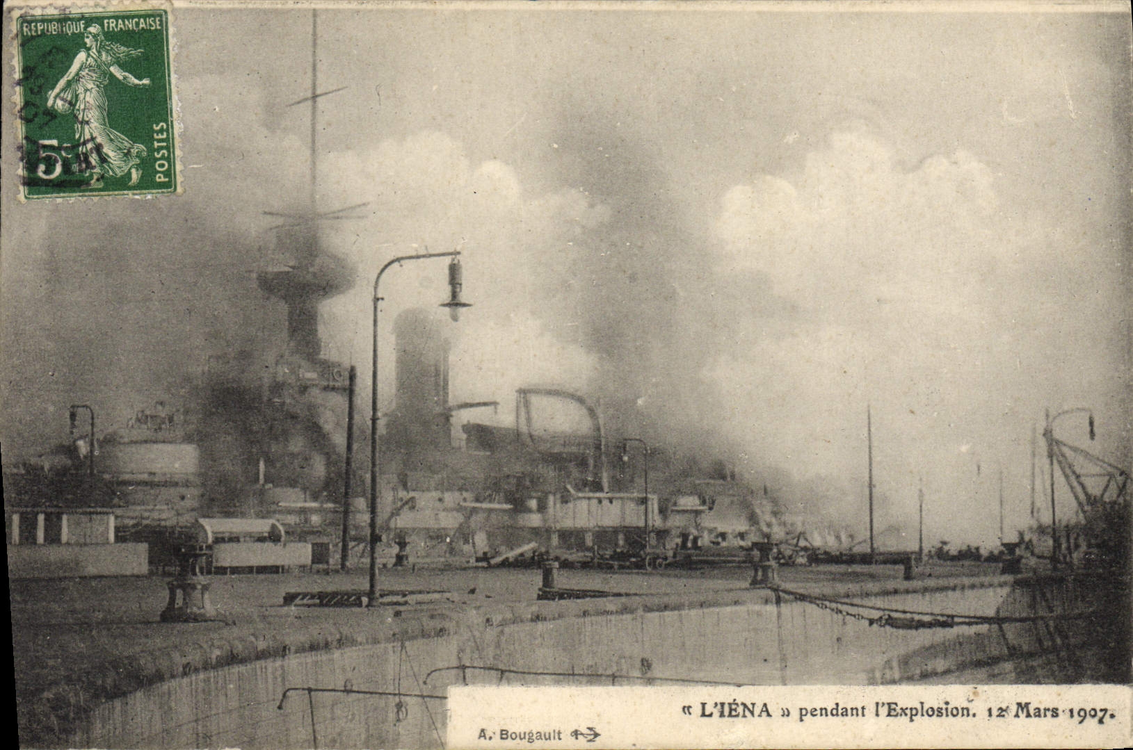 VINTAGE POSTCARD Boat War Iena during the explosion