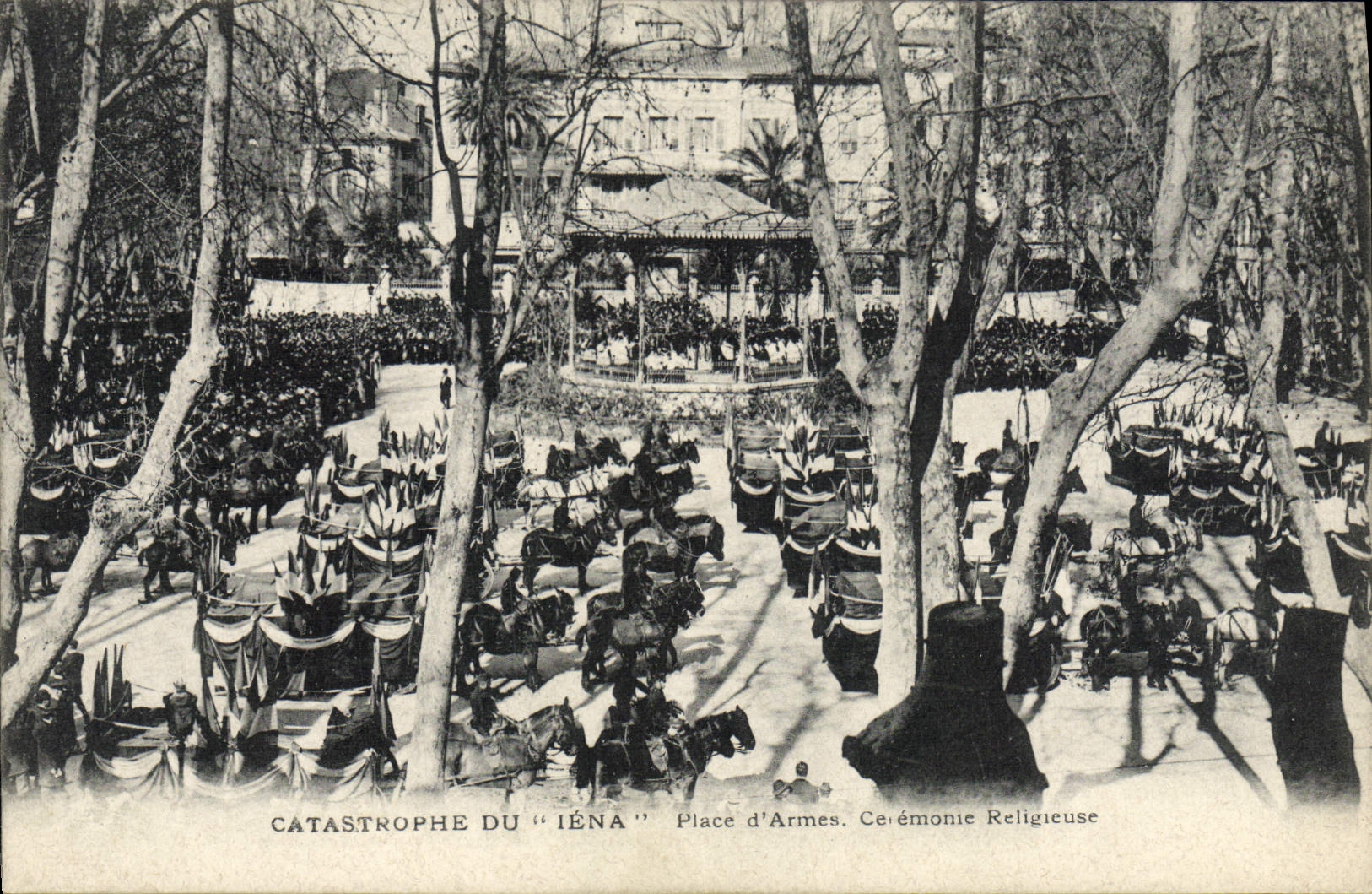 CPA Bateau Guerre Catastrophe du Iena place d'armes Ceremonie religieuse 