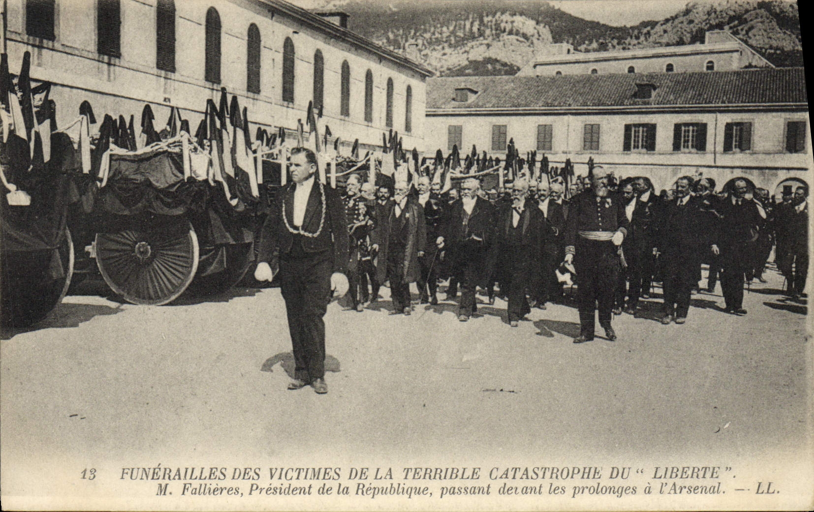 CPA Bateau Guerre Funerailles des victimes de la catastrophe du Liberte M Fallieres President de la Republique 