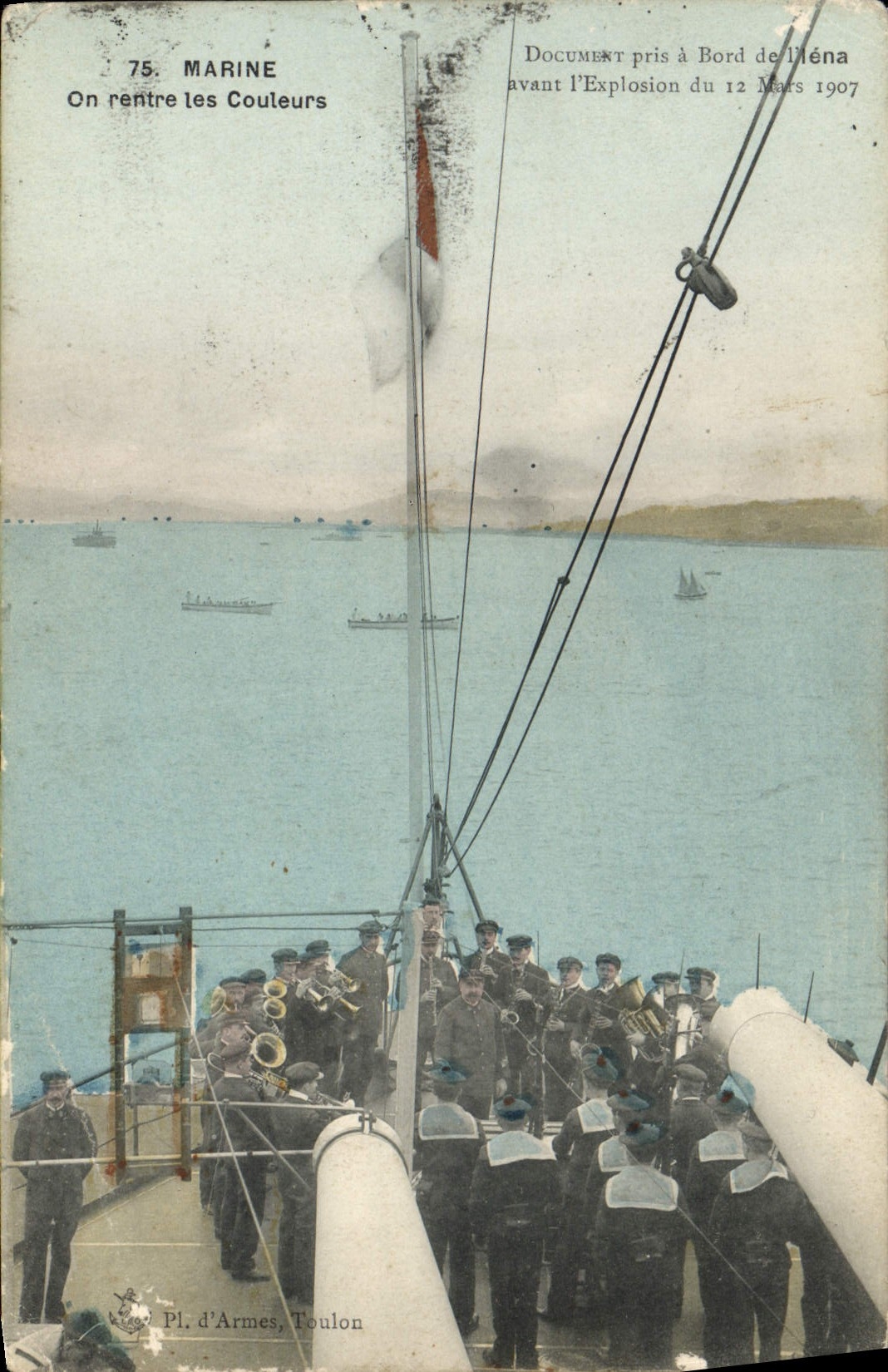 CPA Bateau Guerre On rentre les couleurs Iena 