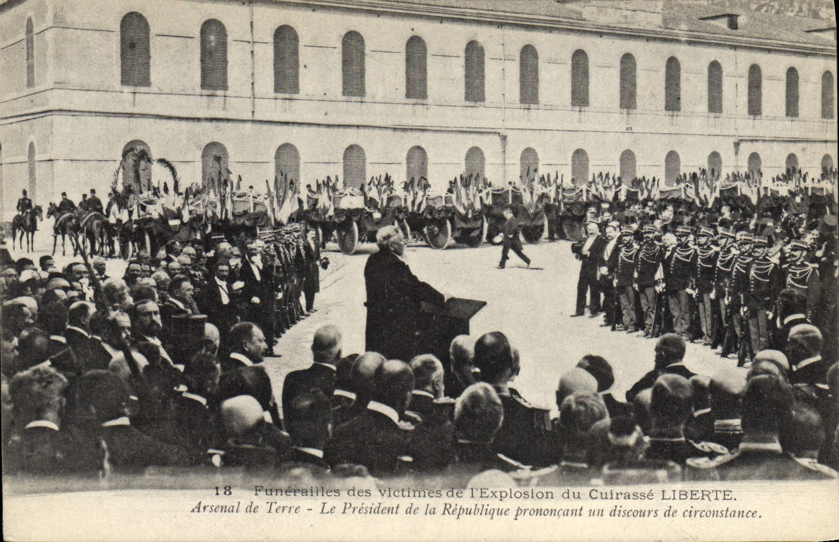 CPA Bateau Guerre Funerailles des victimes de l'explosion du cuirasse Liberte Arsenal de terre President Republique