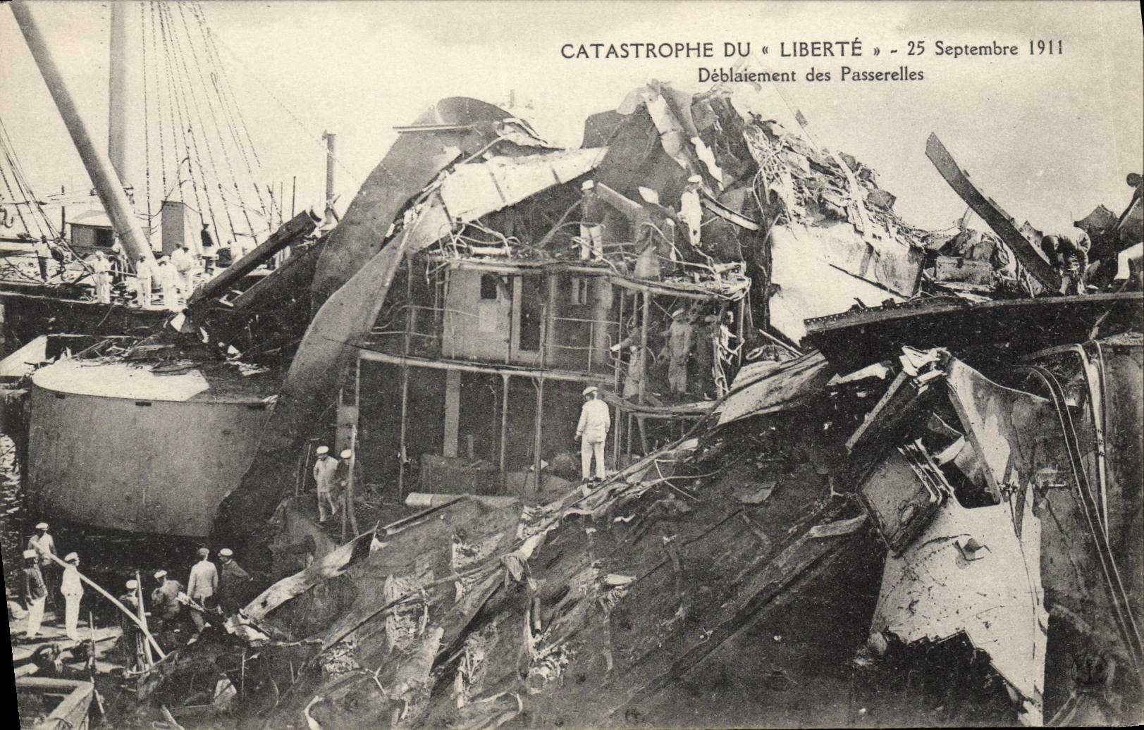 VINTAGE POSTCARD Boat War Catastrophe of Freedom clearing of the footbridges