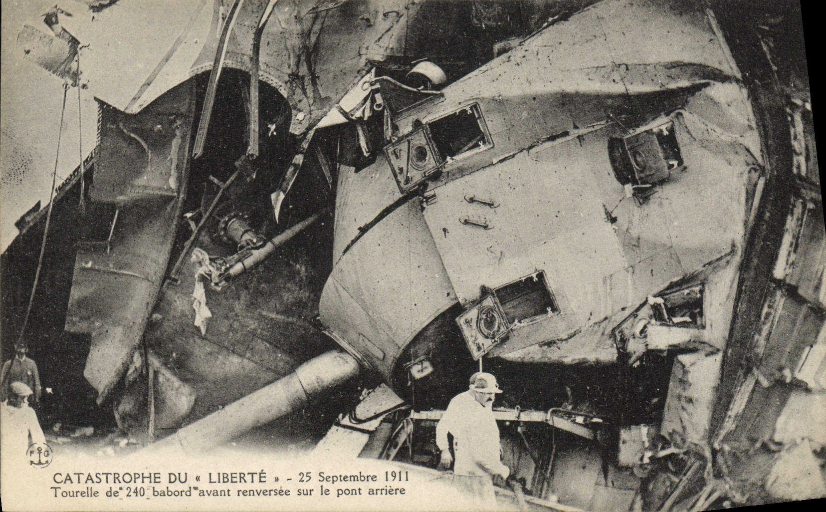 CPA Bateau Guerre Catastrophe du Liberte 25 septembre 1911 Tourelle de 240 babord avant renversee sur le pont arriere 