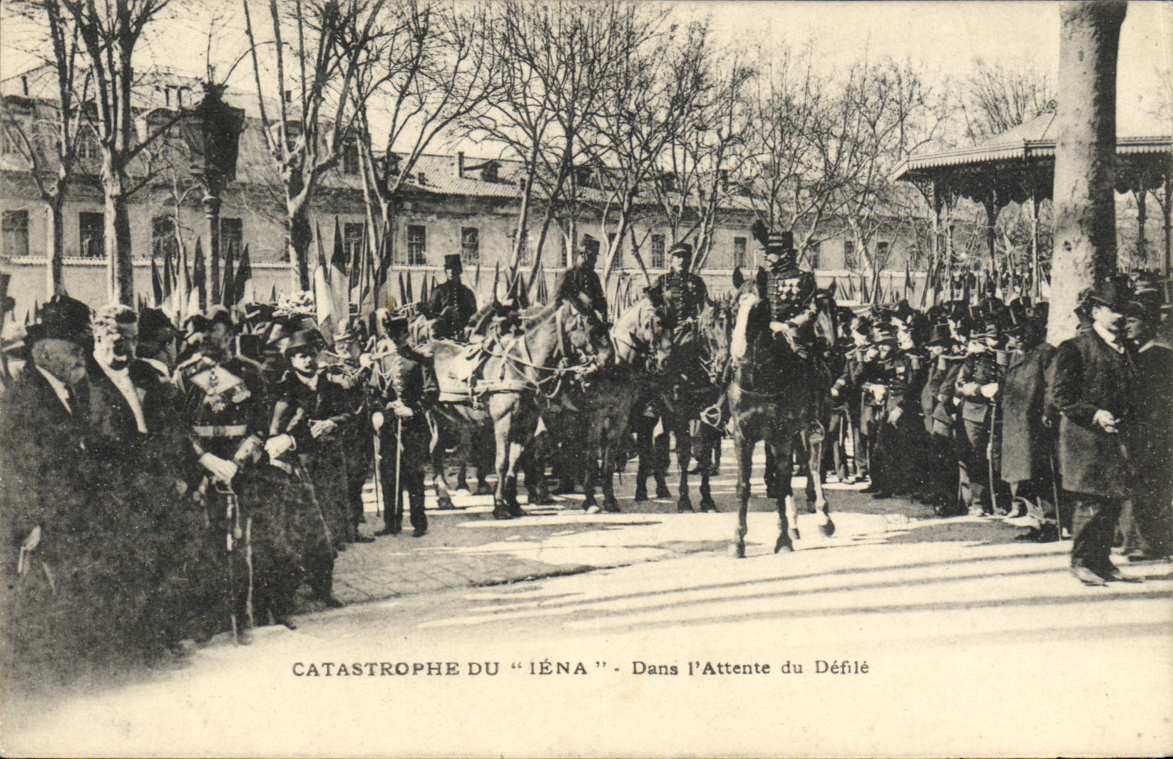 CPA Bateau Guerre Catastrophe du Iena dans l'attente du defile 