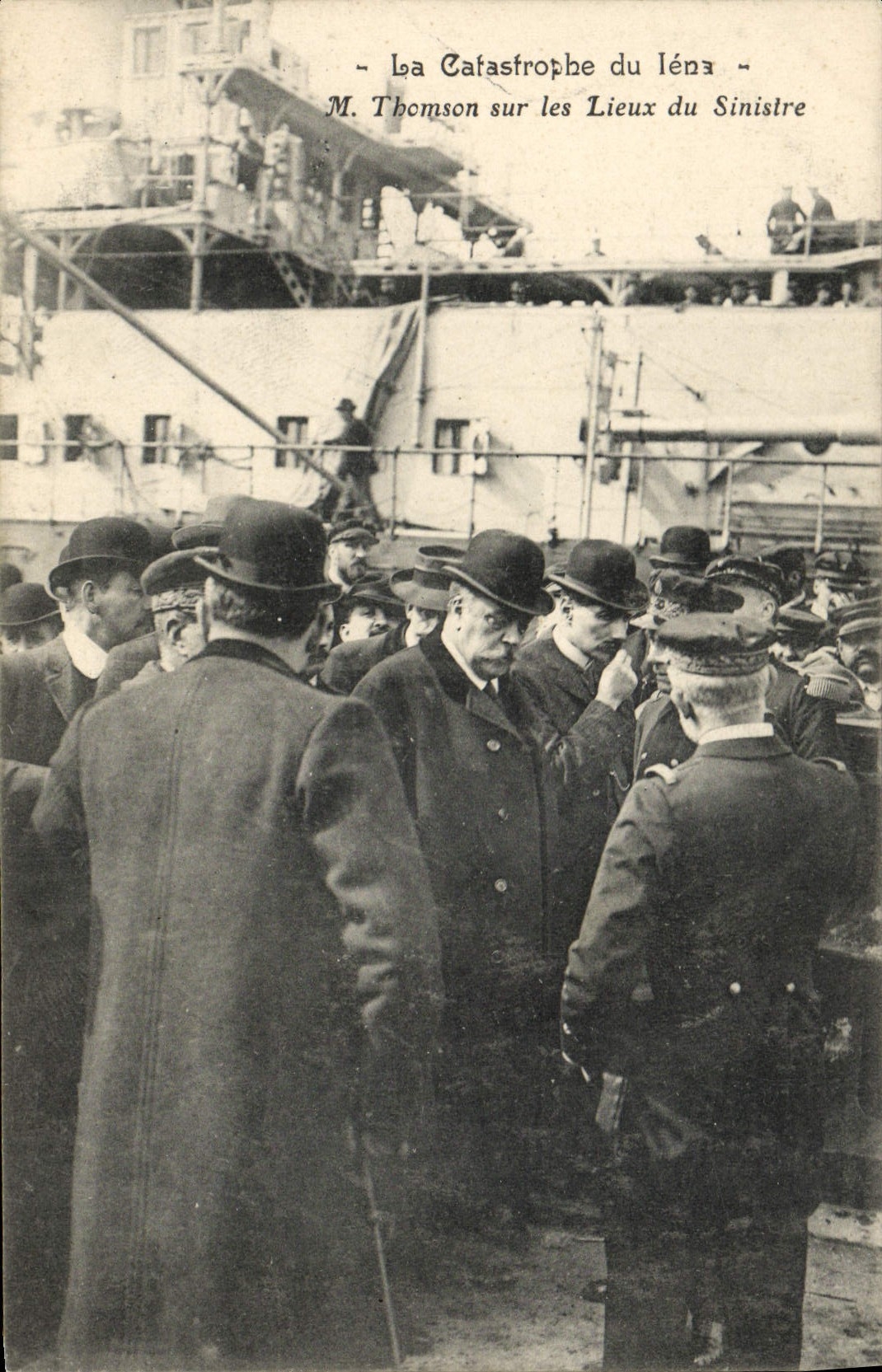 CPA Bateau Guerre Catastrophe du Iena M Thomson sur les lieux du sinistre 