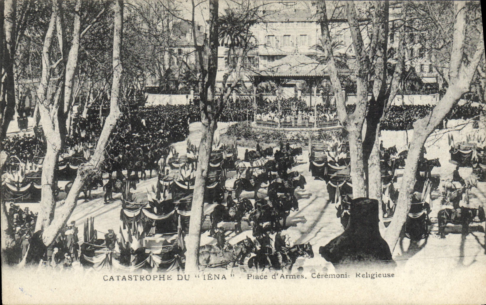CPA Bateau Guerre Catastrophe du Iena place d'armes Ceremonie religieuse 