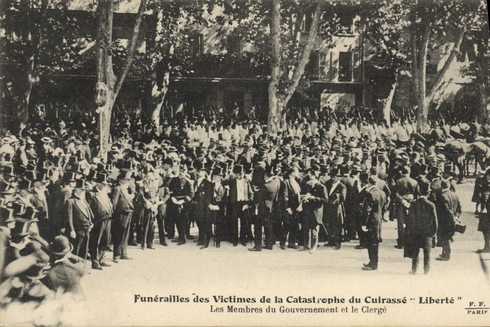 CPA Bateau Guerre Catastrophe du cuirasse Liberte les membres du gouvernement et le clerge 