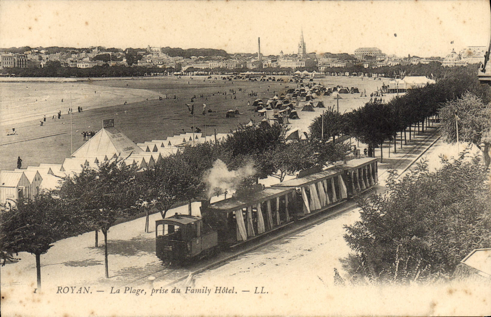 CPA Tramway Train Royan La plage prise du Family hotel 