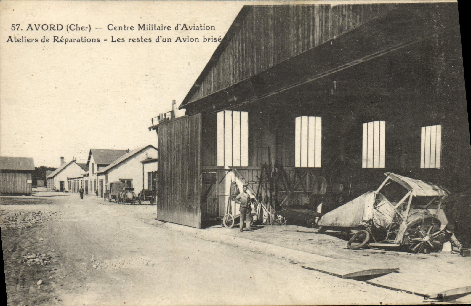 Talleres de reparaciones de la aviación de centro plana militar de Avord de la aviación de la POSTAL de la VENDIMIA que los restos de un plano se rompen