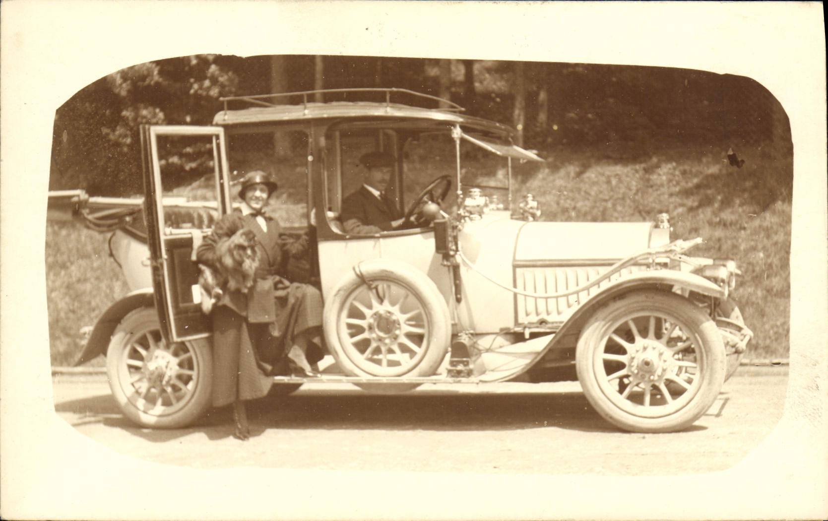 CARTE PHOTO Automobile Femme Chien