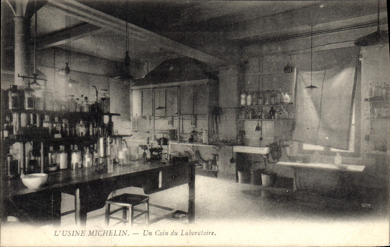 Fábrica de automóvil de la POSTAL de la VENDIMIA Michelin Clermont-Ferrand una esquina del laboratorio