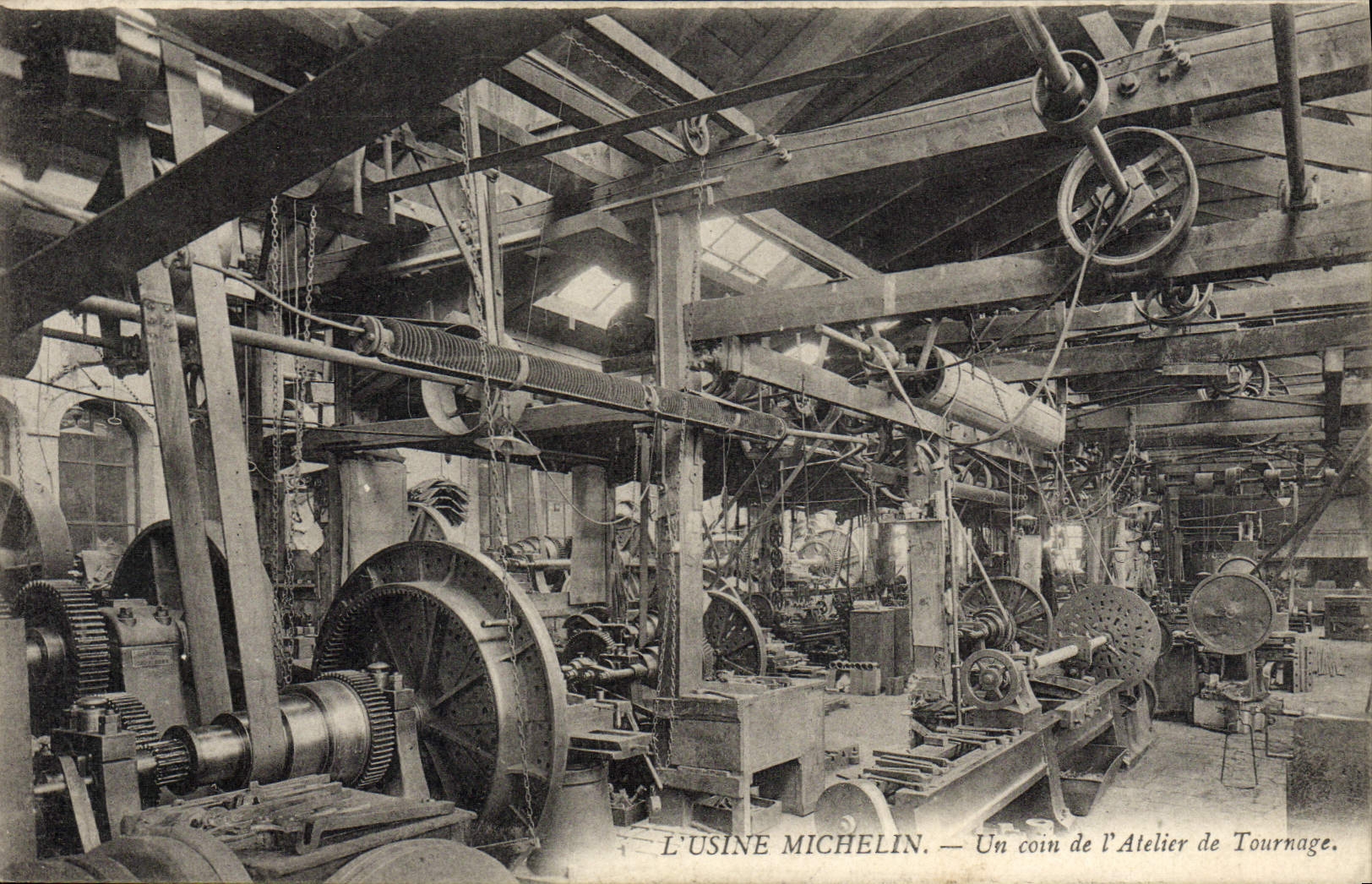 CPA Automobile Usine Michelin Clermont Ferrand Un coin de l'atelier de tournage
