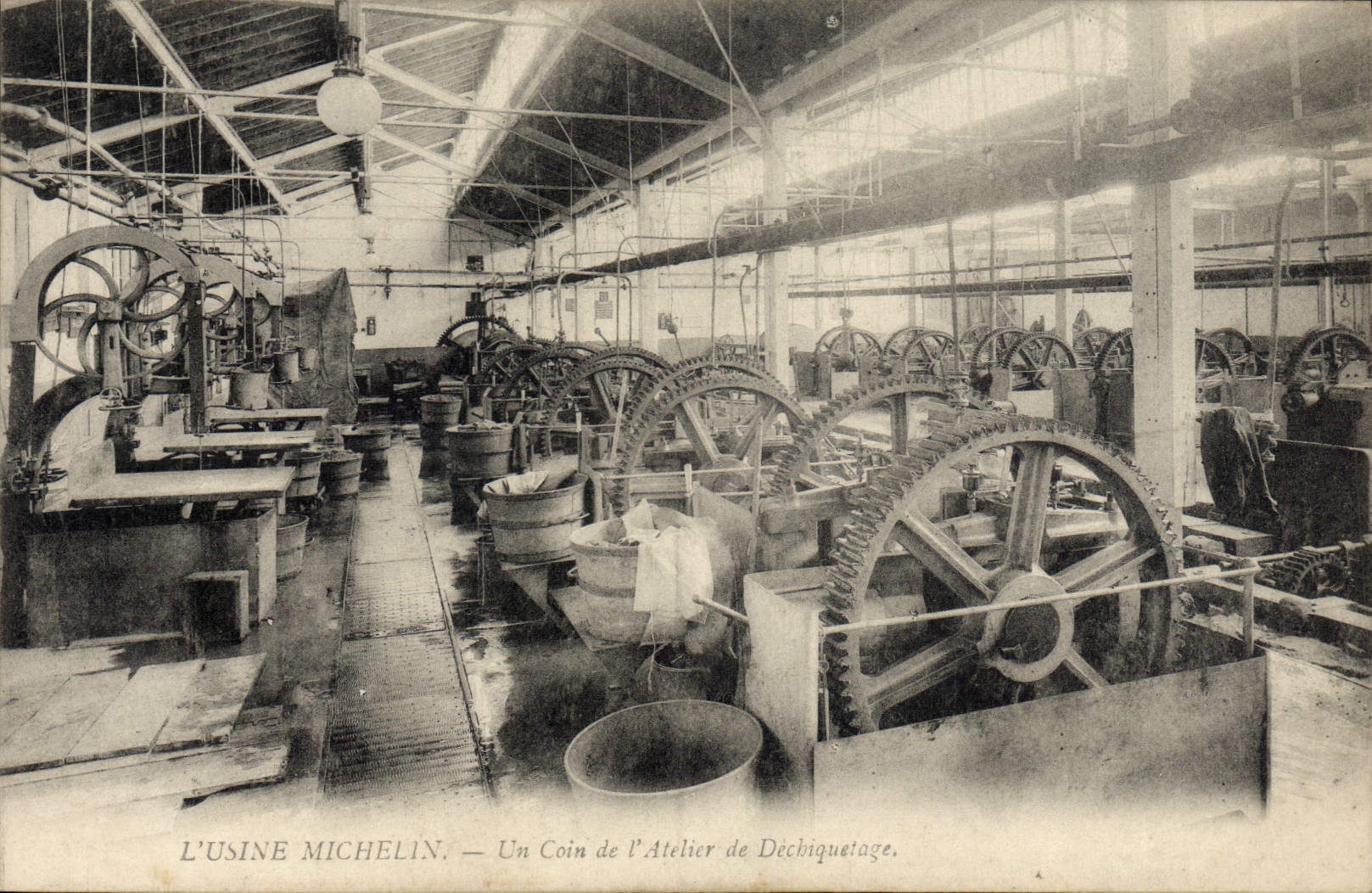 Fábrica de automóvil de la POSTAL de la VENDIMIA Michelin Clermont-Ferrand una esquina del taller del destrozo