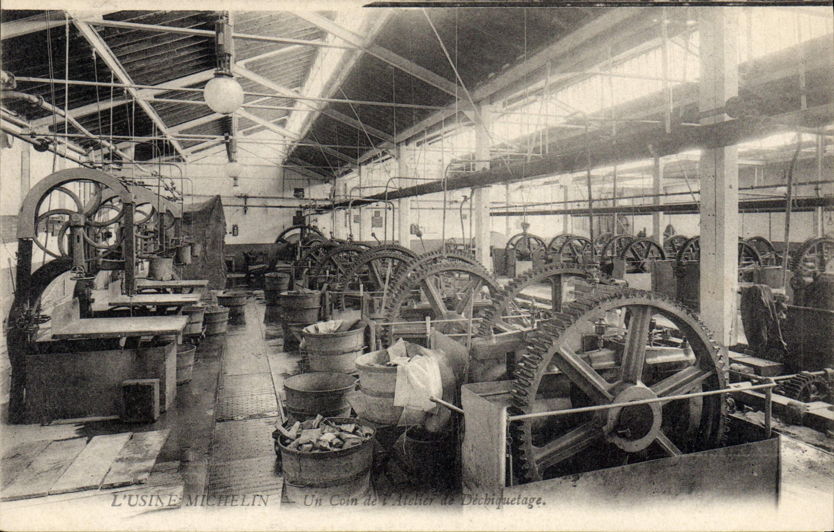 CPA Automobile Usine Michelin Clermont Ferrand Un coin de l'atelier de dechiquetage