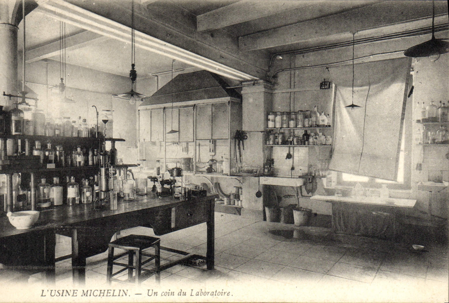 CPA Automobile Usine Michelin Clermont Ferrand Un coin du laboratoire