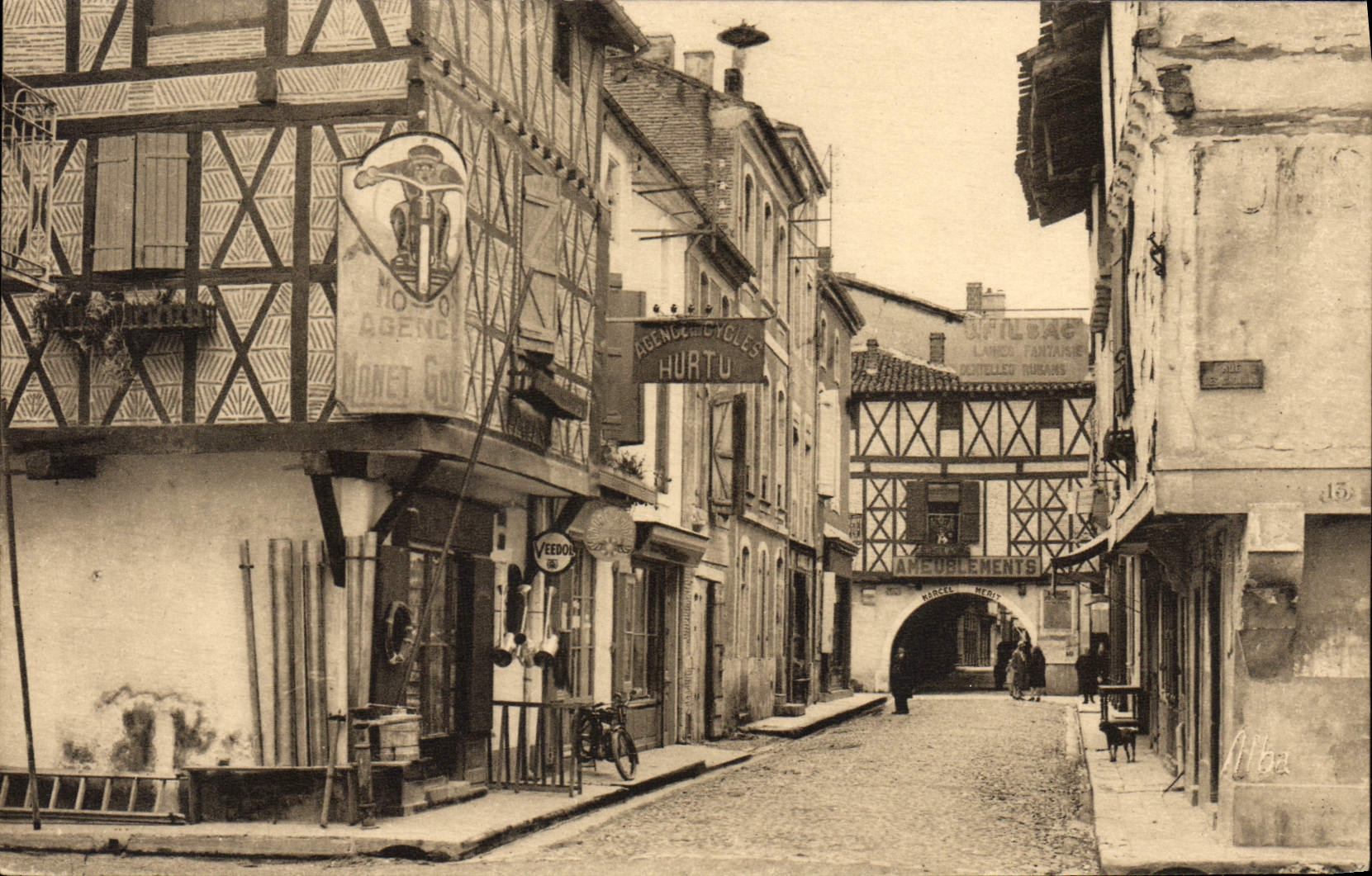 CPA Moto Villeneuve sur Lot Vieilles maisons de la rue du college Cycles Hurtu 