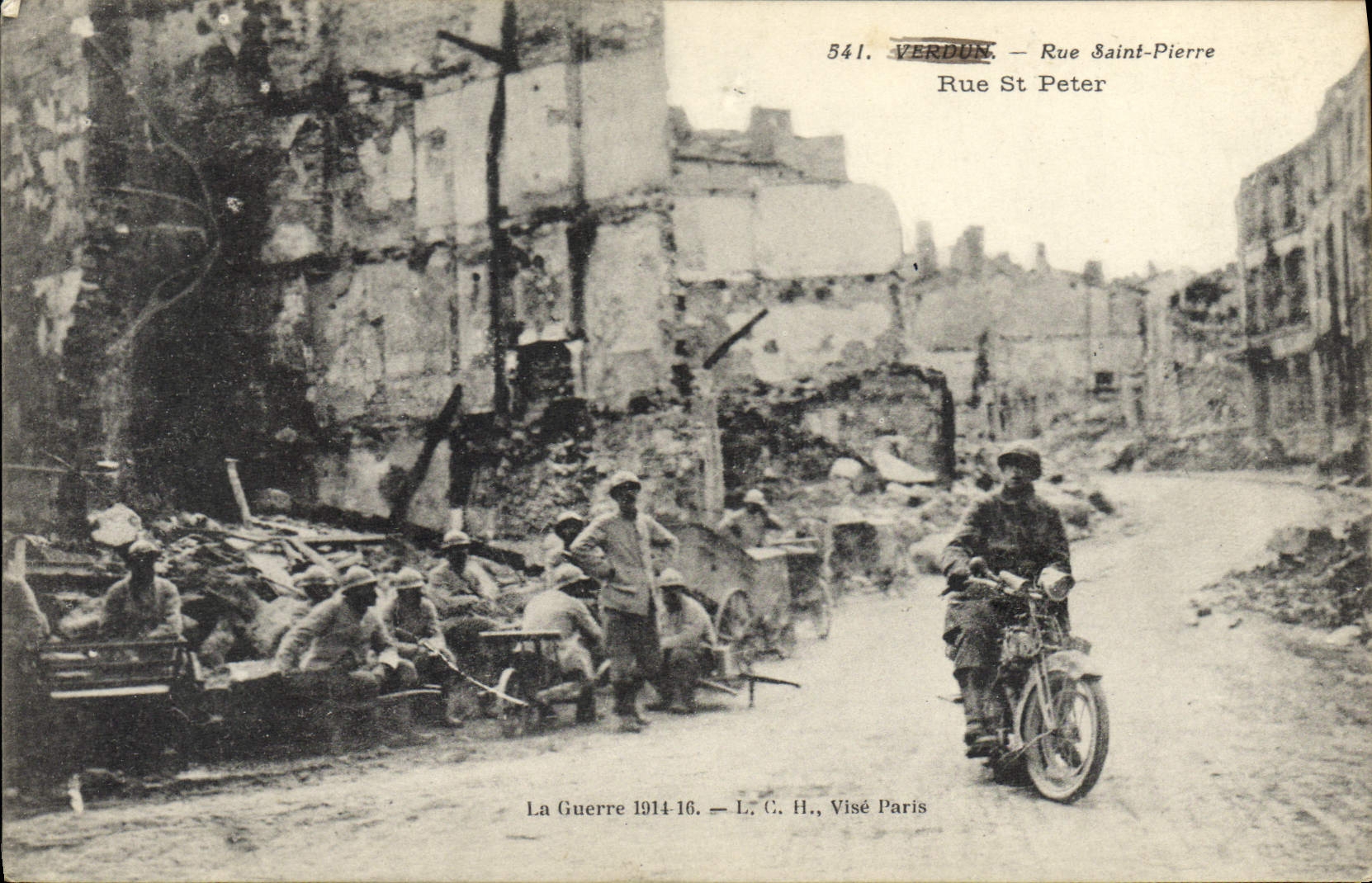 CPA Moto Verdun Rue Saint Pierre Militaria