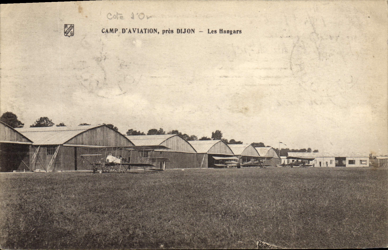 CPA Avion Aviation Camp d'aviation pres Dijon Les hangars