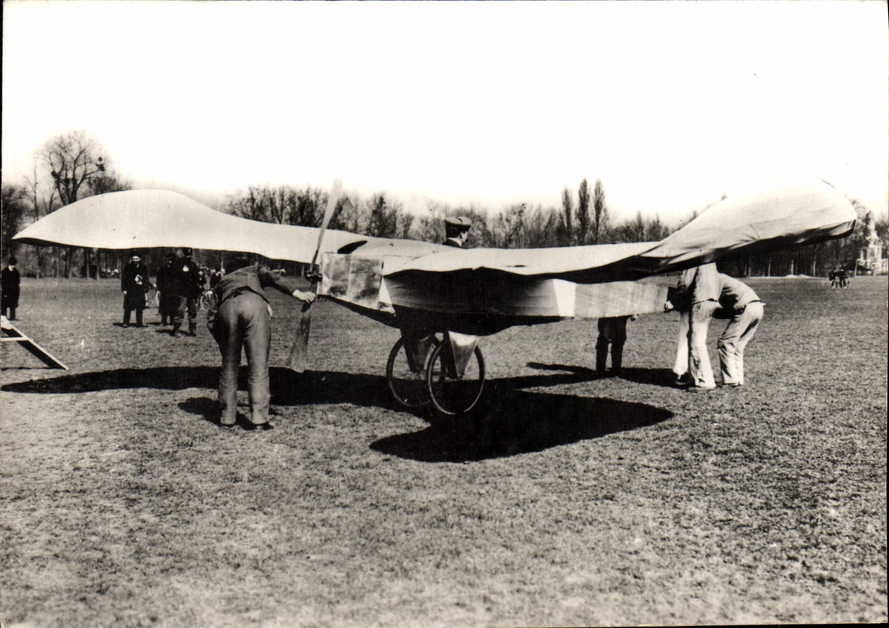 CPM Avion Aviation 5 avril 1907 Bleriot sur son Canard a Bagatelle