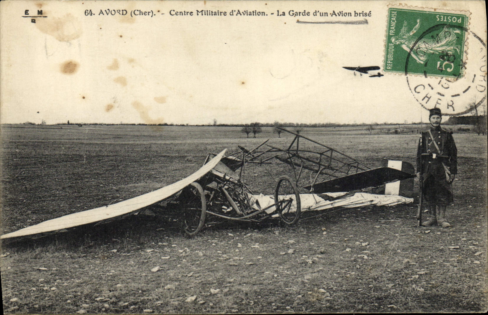 CPA Avion Aviation Avord Centre militaire d'aviation La garde d'un avion brise
