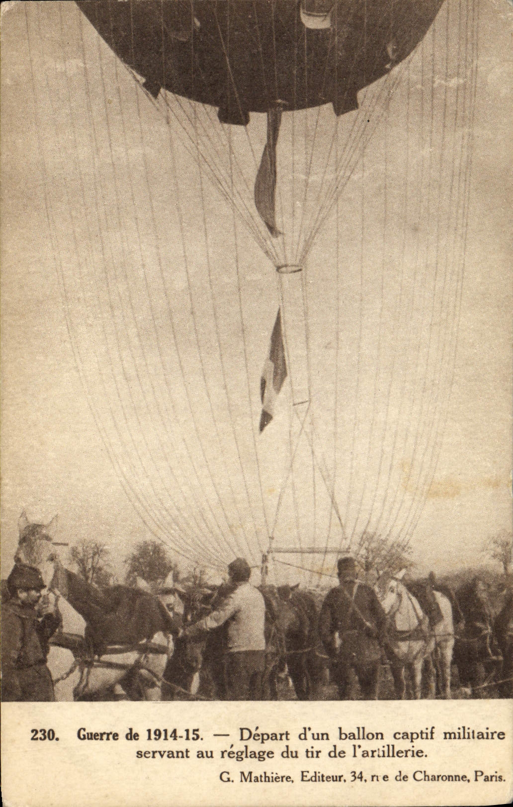 Salida de la aviación del plano de la POSTAL de la VENDIMIA de un globo atado militar que es utilizado para el ajuste del shooting de los caballos de Militaria de la artillería