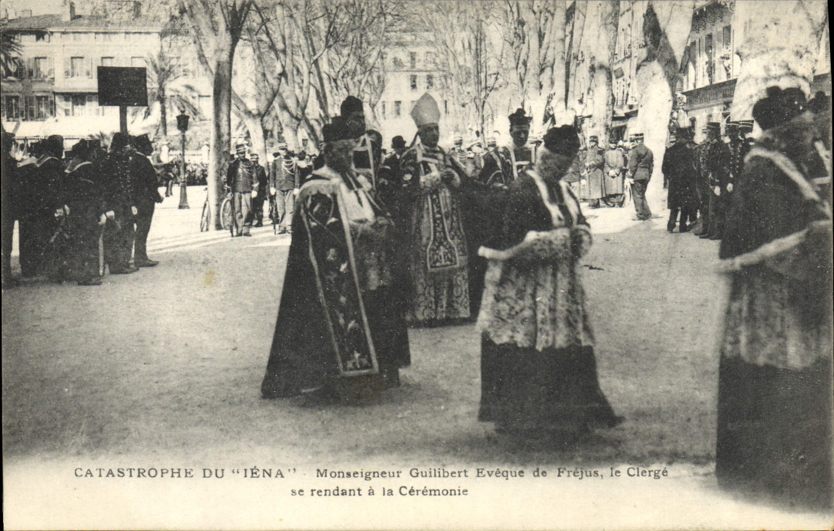 CPA Bateau Guerre Catastrophe du Iena Monseigneur Guilibier Eveque de Frejus Le clerge se rendant a la ceremonie