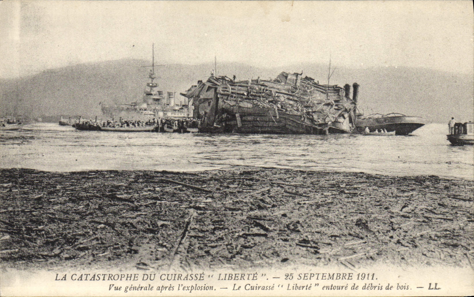 CPA Bateau Guerre Catastrophe du Liberte Cuirasse Vue generale apres l'explosion