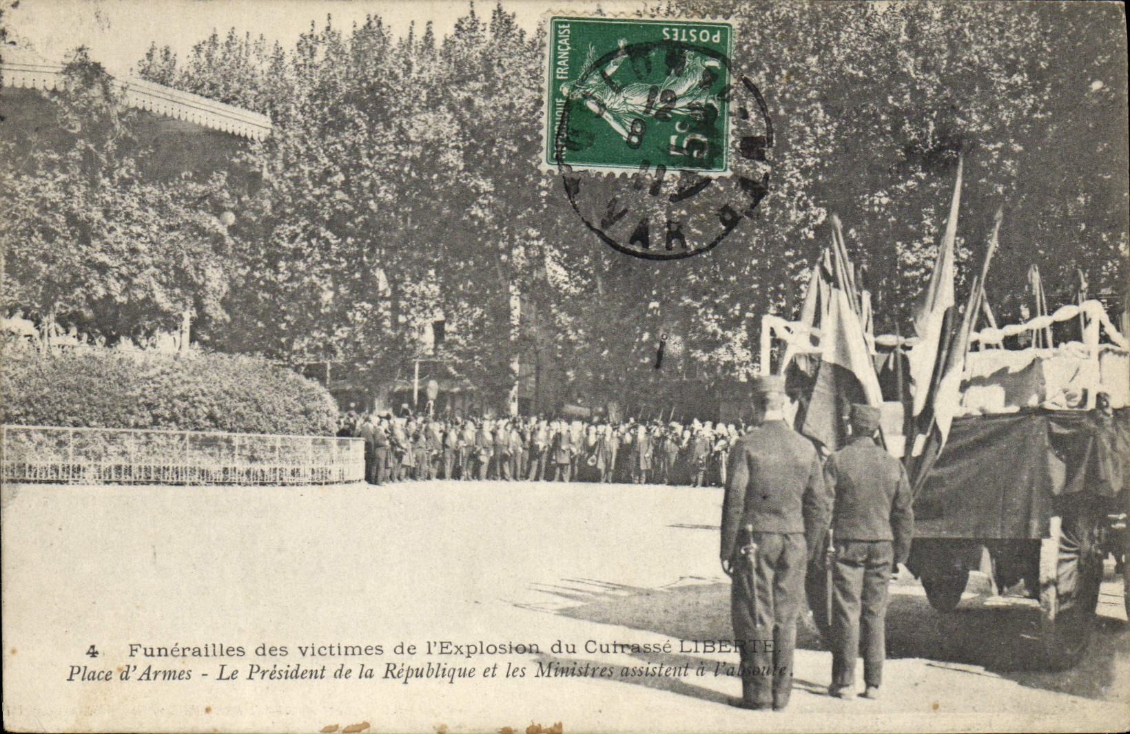 CPA Bateau Guerre Catastrophe du Iena Funerailles des victimes de l'explosion du Cuirasse Liberte Place d'armes