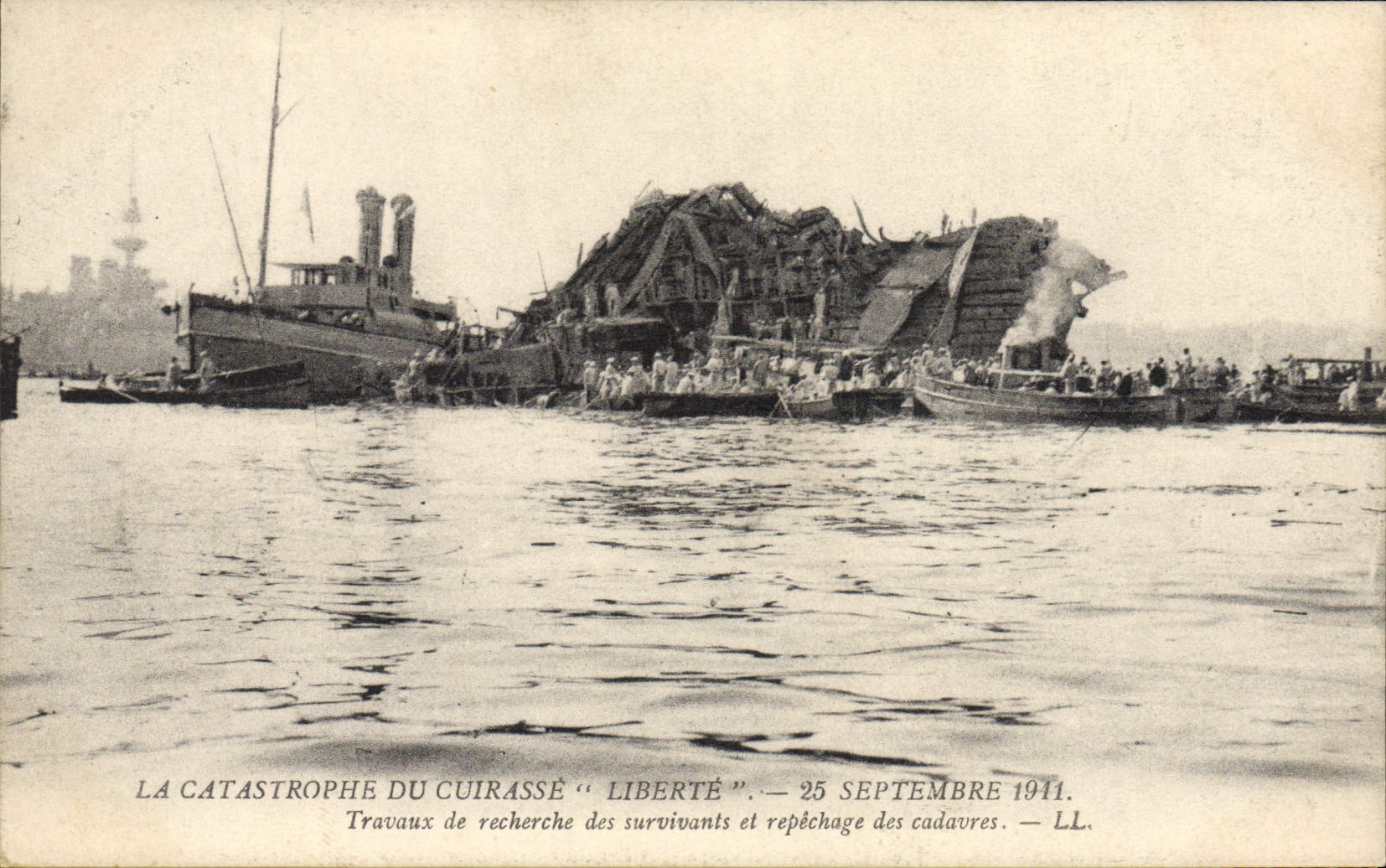 CPA Bateau Guerre Catastrophe du Cuirasse Liberte Travaux de recherche des survivants et repechage des survivants 