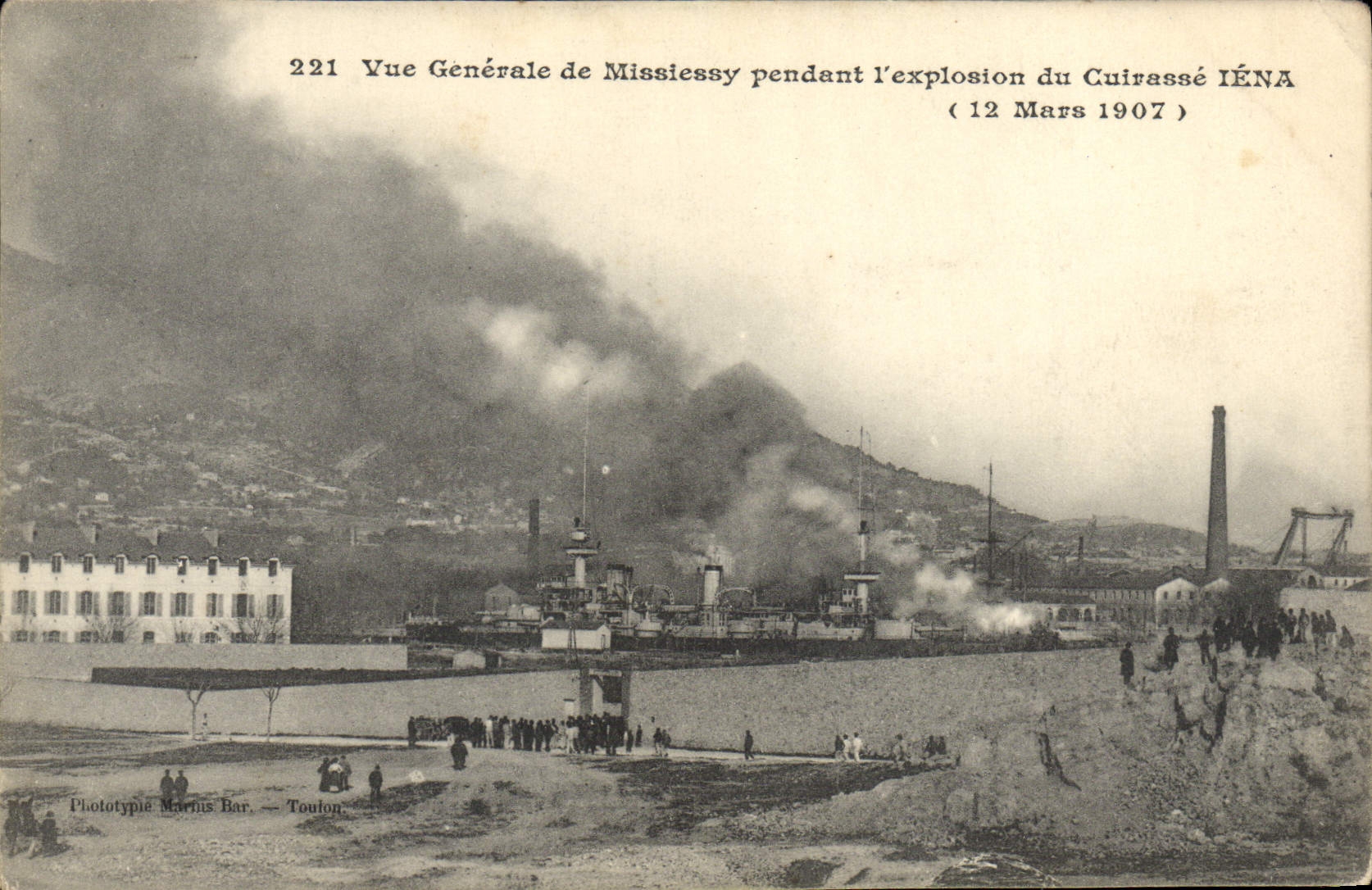 CPA Bateau Guerre Vue generale du Missiessy pendant l'explosion du cuirasse Iena 12 mars 1907