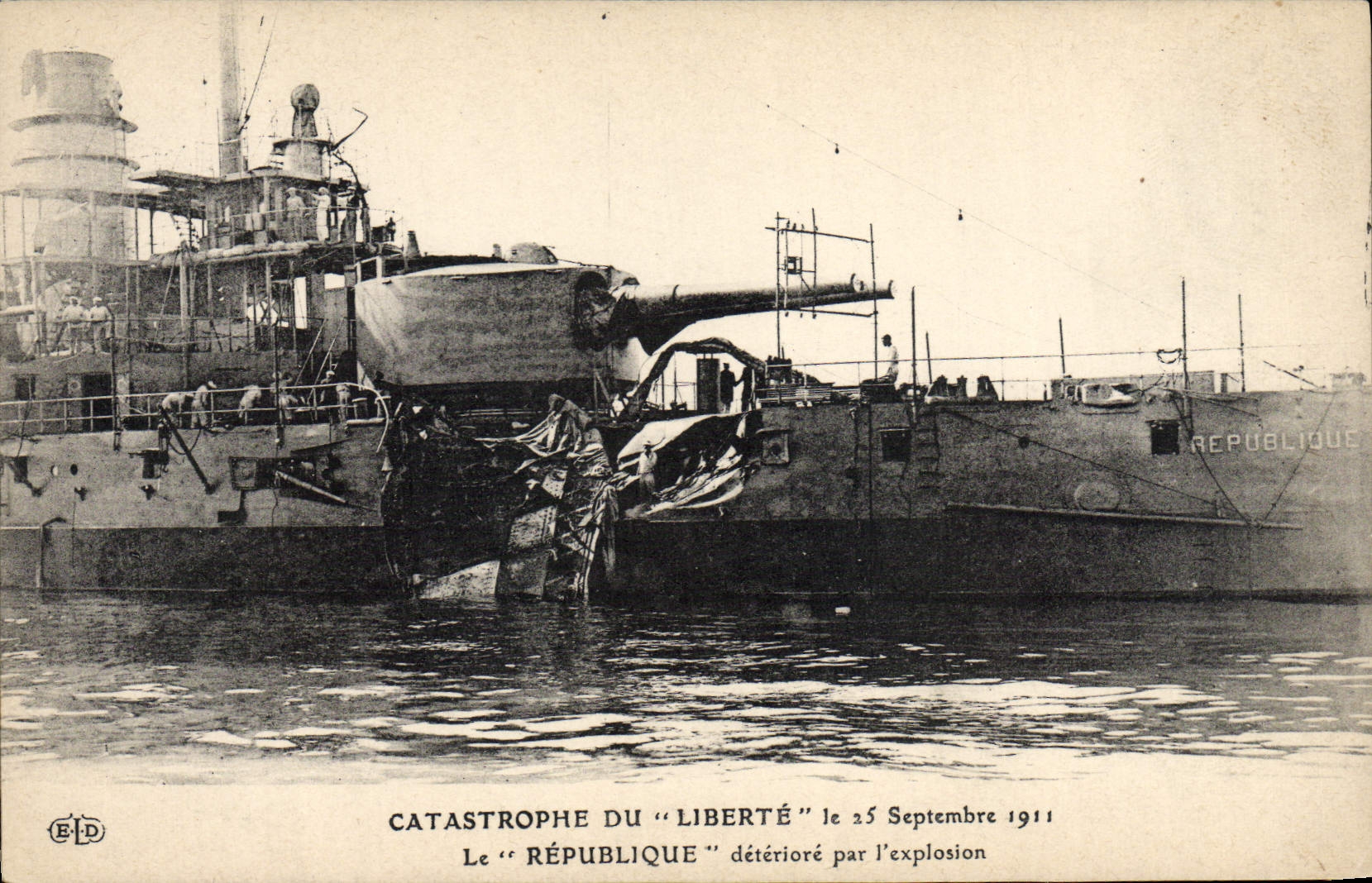 CPA Bateau Guerre Catastrophe du Liberte Le Republique deteriore par l'explosion