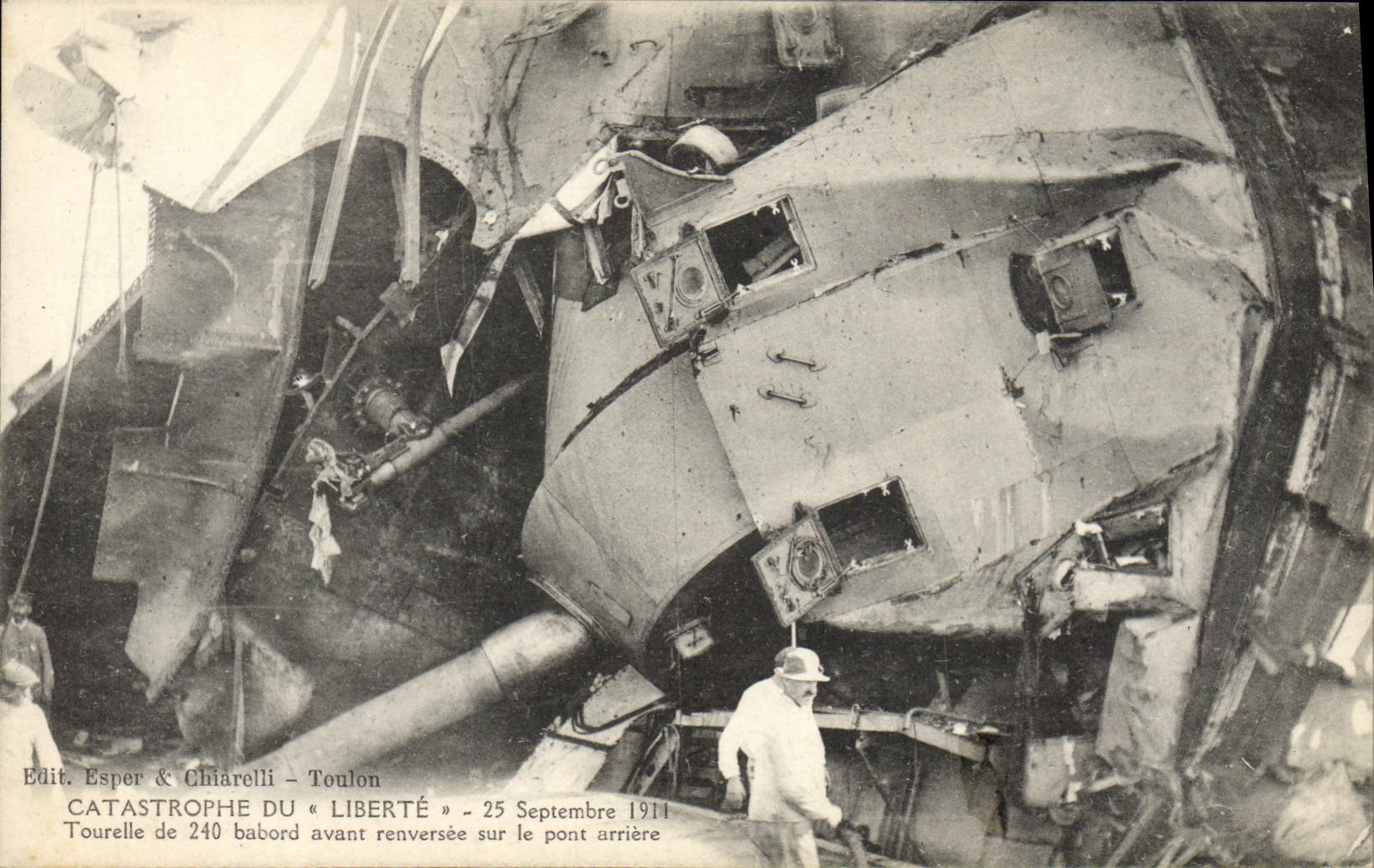 CPA Bateau Guerre Catastrophe du Liberte 25 septembre 1911 Tourelle de 240 babord avant renversee sur le pont arriere