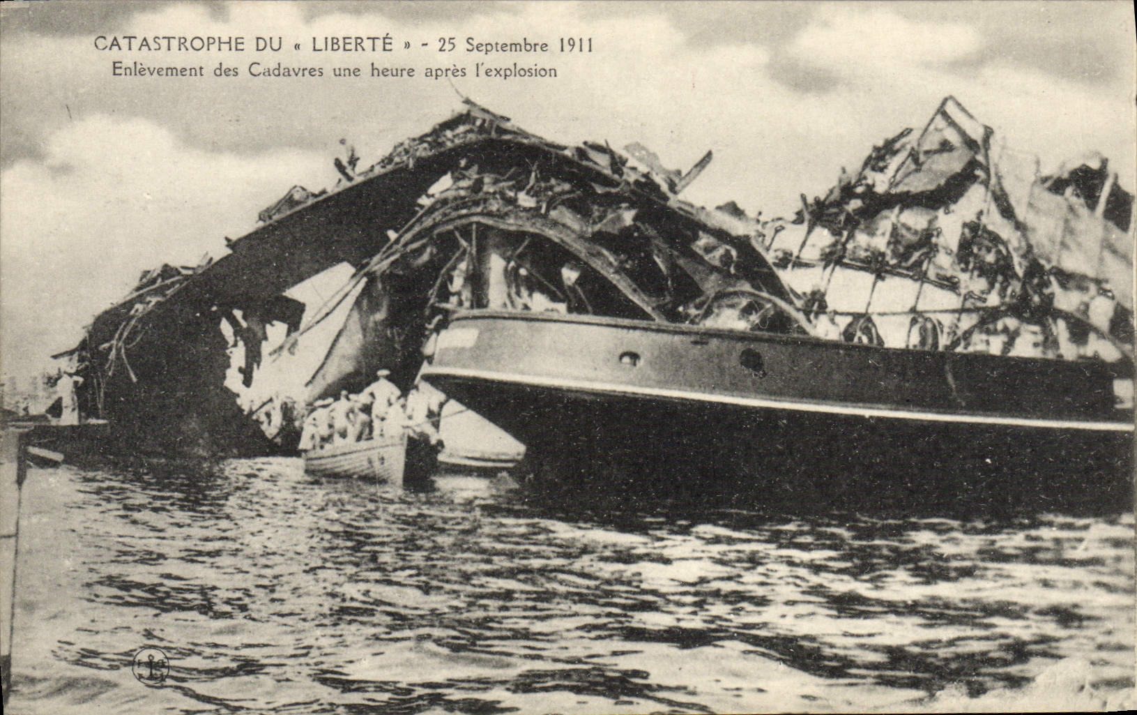 CPA Bateau Guerre Catastrophe du Liberte 25 septembre 1911 Enlevement des cadavres une heure apres l'explosion 