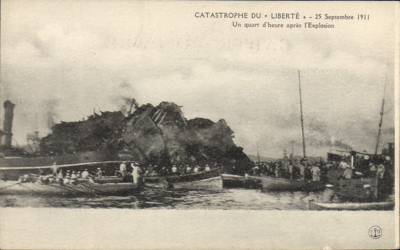 CPA Bateau Guerre Catastrophe du Liberte Un quart d'heure apres l'explosion