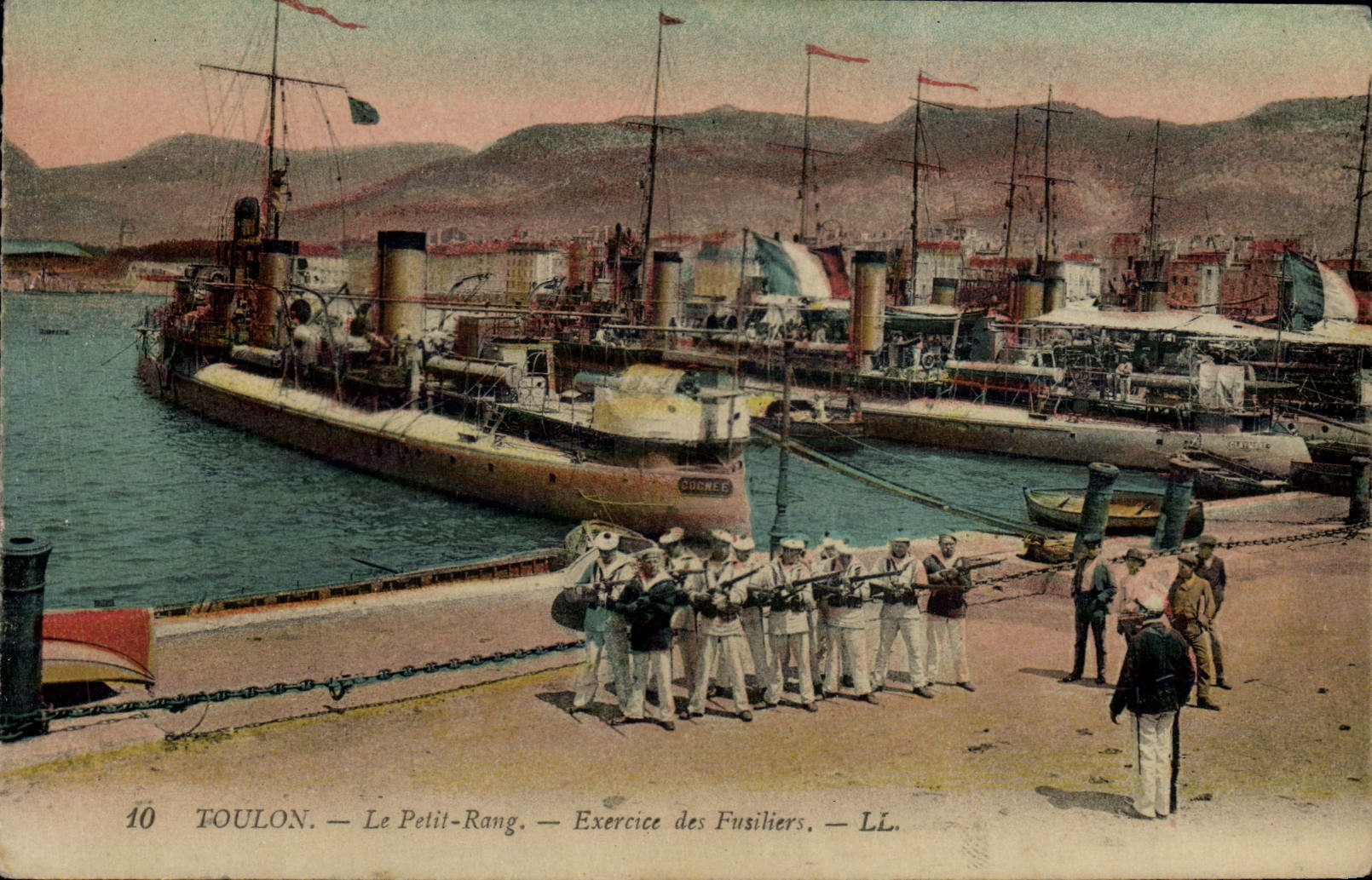 CPA Bateau Guerre Toulon Le petit Rang Exercice des fusilliers