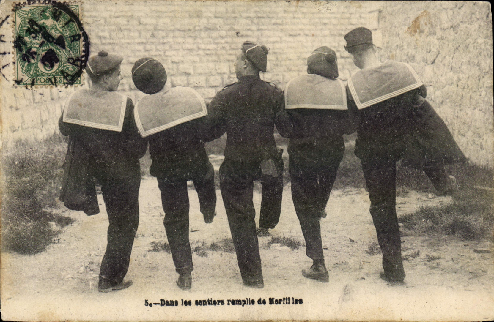 CPA Bateau Guerre Dans les sentiers remplis de Morilles