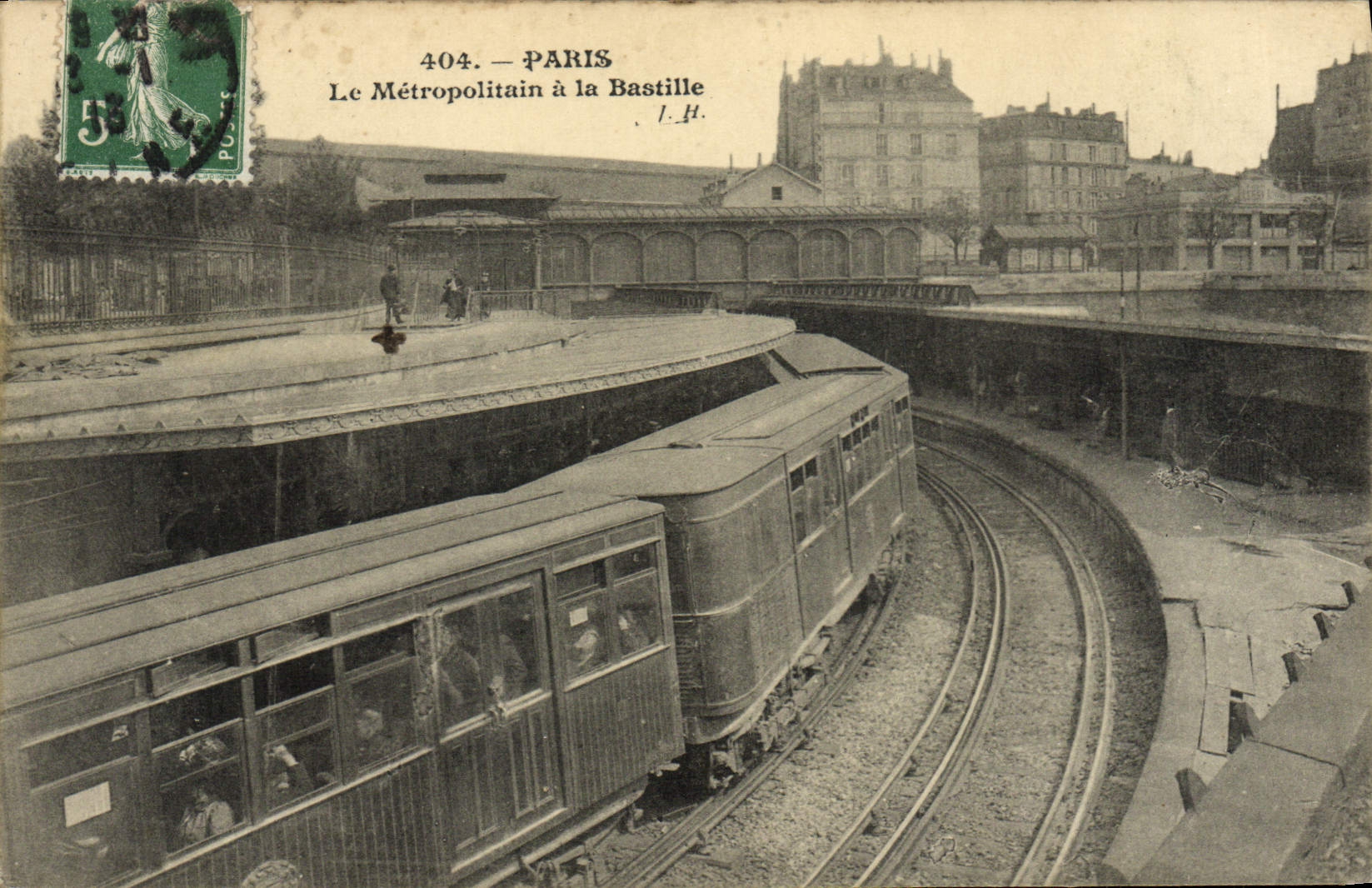 CPA Paris Le matropolitain a la Bastille Metro