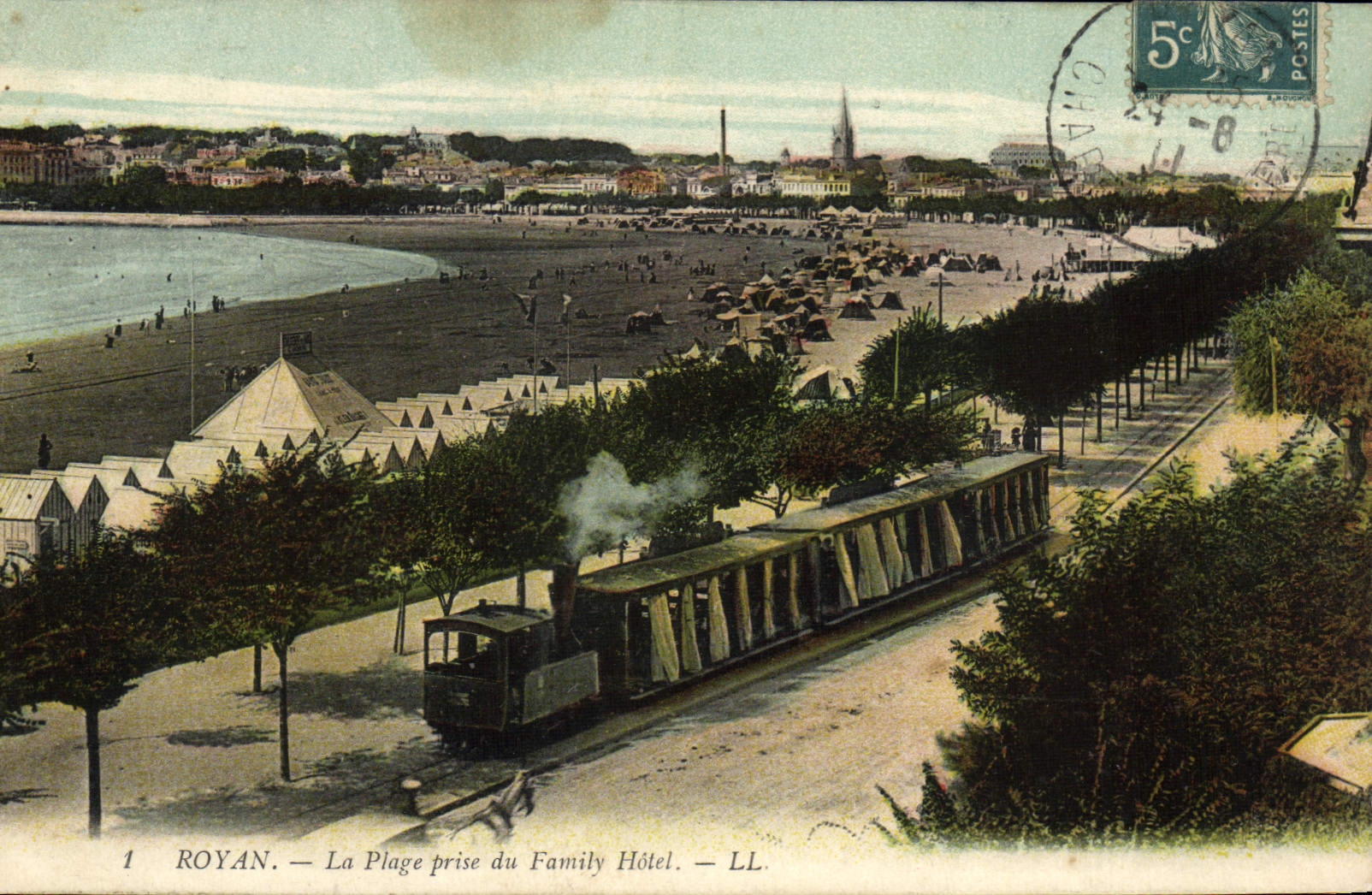 CPA Tramway Royan La plage prise du Family Hotel