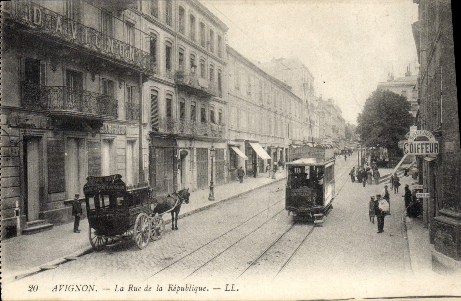 CPA Tramway Avignon Rue de la Republique Coiffeur