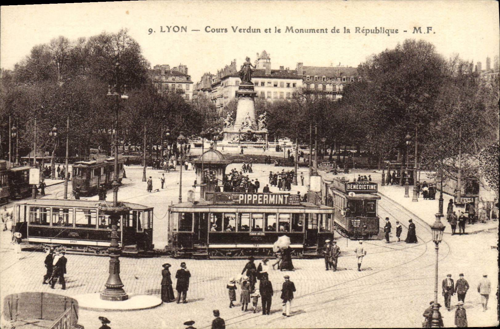 CPA Tramway Lyon Cours Verdun et le monument de la Republique Pippermint