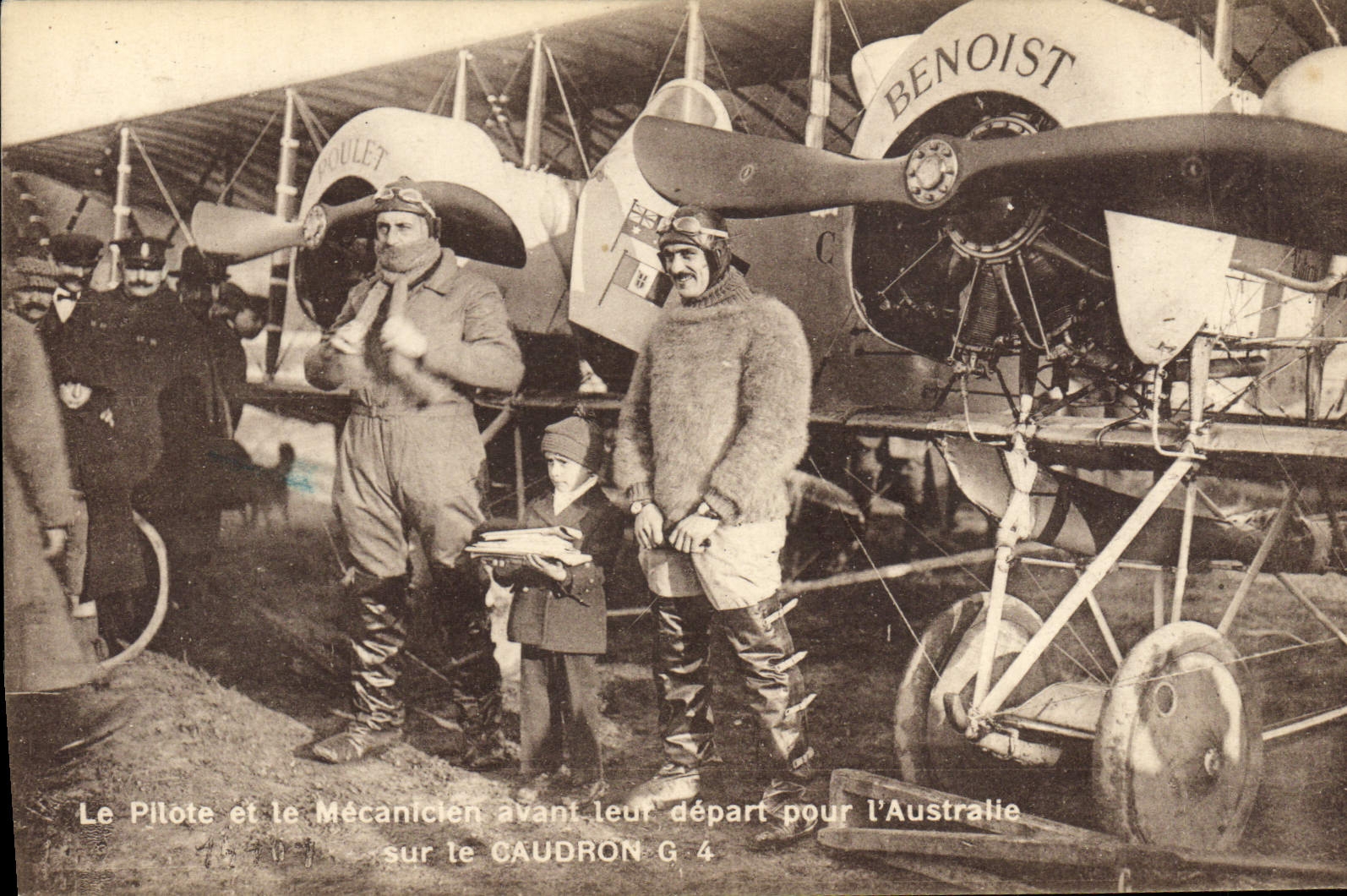 Aviación del plano de la POSTAL de la VENDIMIA el piloto y el mecánico antes de su salida para Australia en Caudron G4 Australia