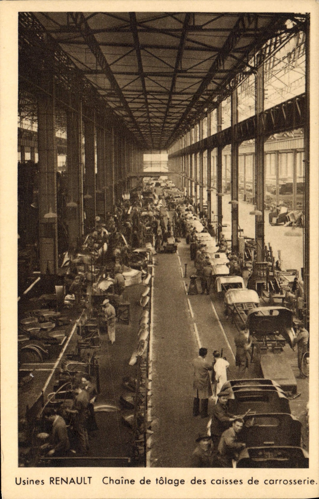 CPA Automobile Usines Renault Chaine de tolage des caisses dans l'Ile Seguin 