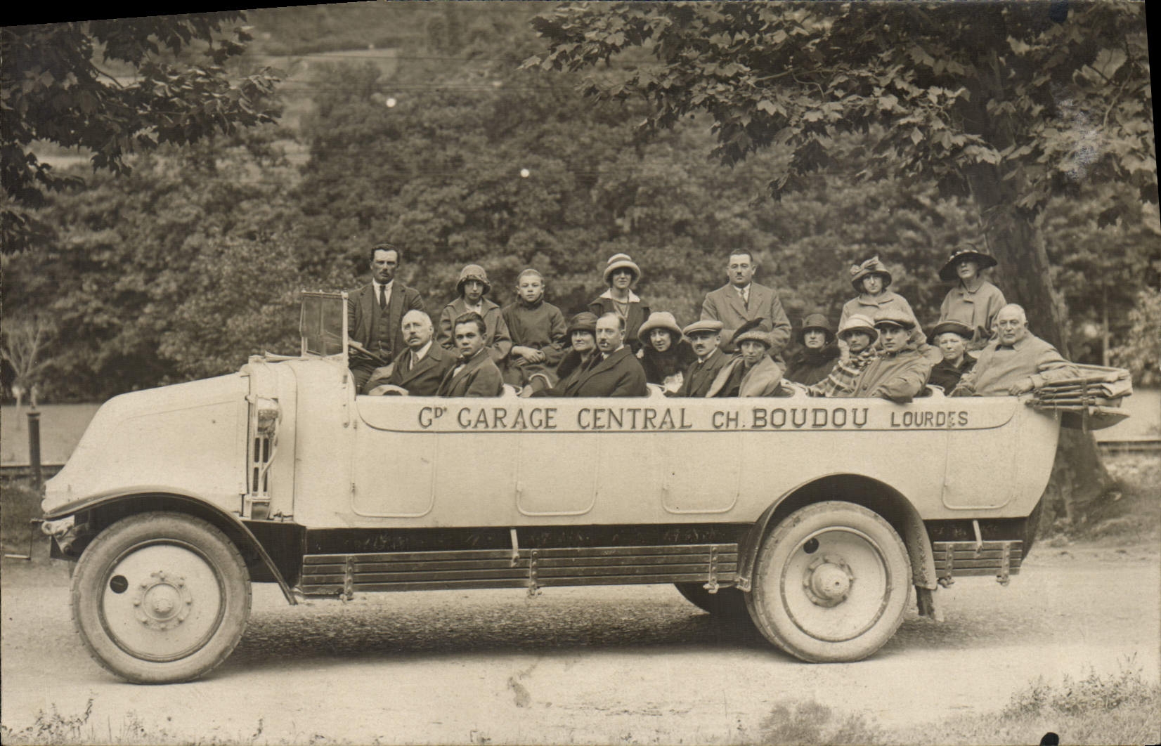 Real photo Bus Large Central Garage CH Boudou Doors