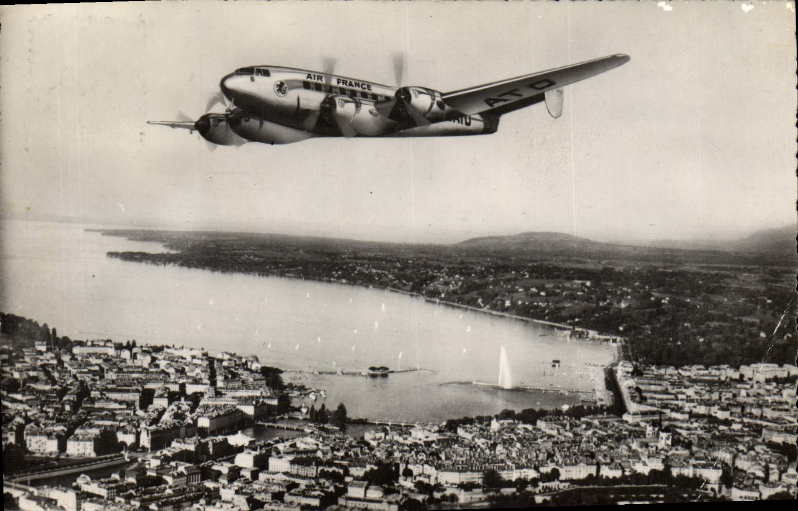 Aviación Languedoc 161 del plano de la POSTAL de la VENDIMIA que vuela sobre Ginebra