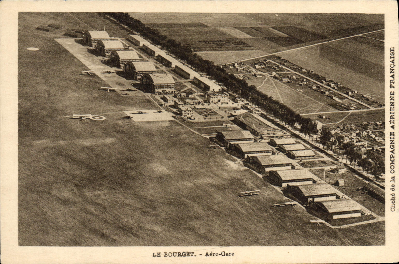 CPA Avion Aviation Le Bourget Aero Gare
